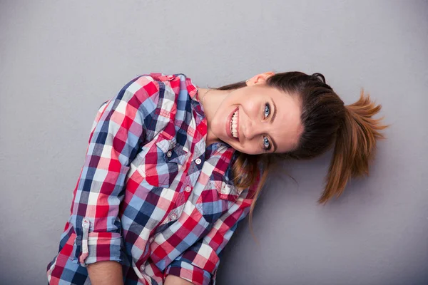 Roztomilá žena s culíkem, při pohledu na fotoaparát — Stock fotografie