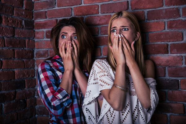 Две кричащие женщины
