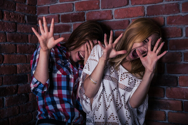 Две испуганные женщины
