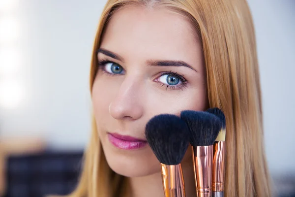 Visagist woman holding brushes — Stock Photo, Image