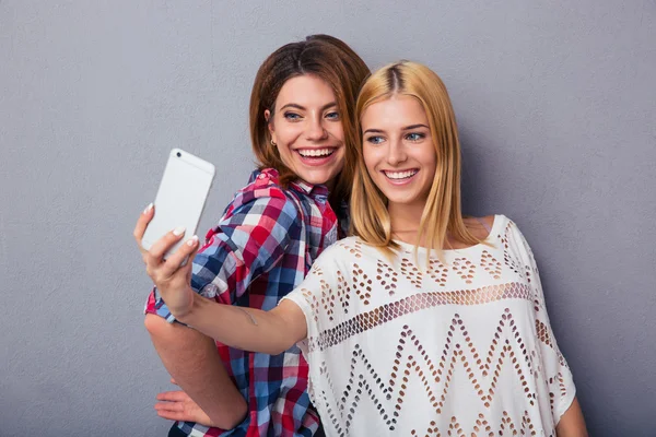 Dwie kobiety robiące selfie — Zdjęcie stockowe