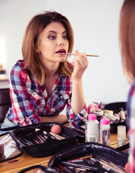 Woman applying lipstick — Stock Photo, Image