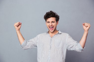 Adam onun kazanan kutluyor