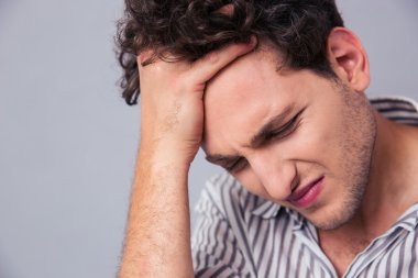 Stresli bir casual adam portresi