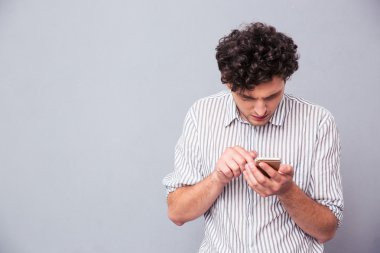 Smartphon kullanan ciddi adam