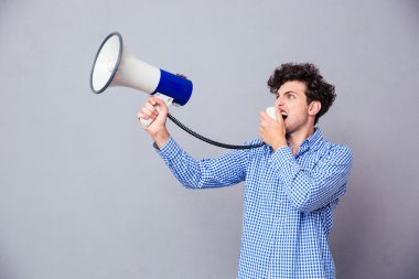 Casual adam megafon üzerinde bağırarak 