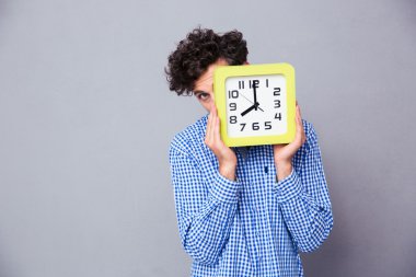 Saat ve kameraya bakarak ile yüz kapsayan adam