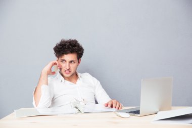 Genç işadamı telefonda konuşuyor. 