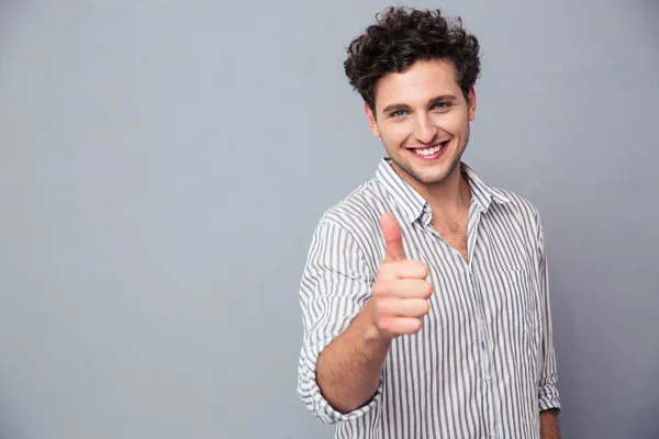 Hombre feliz mostrando el pulgar hacia arriba — Foto de Stock