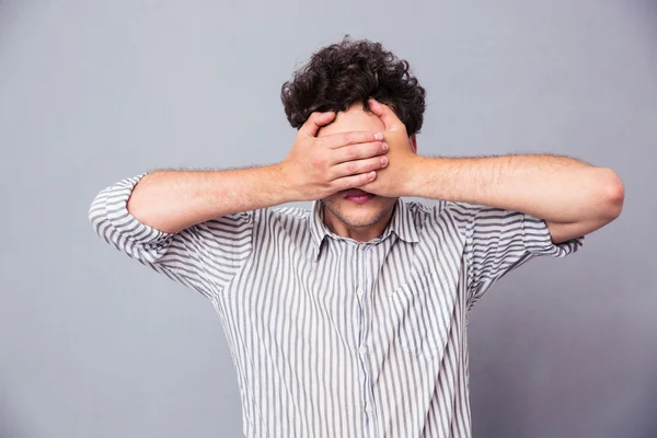 Hombre cubriendo sus ojos — Foto de Stock