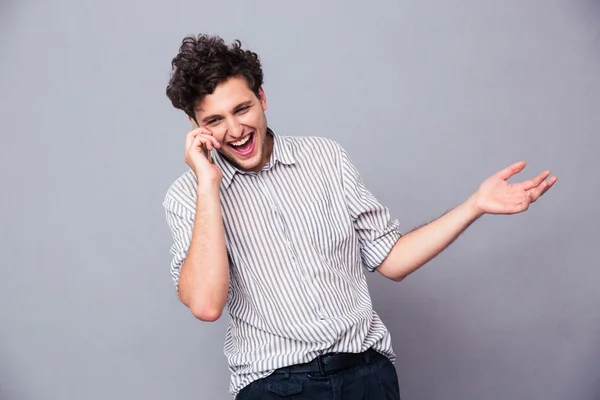 Homem alegre falando ao telefone — Fotografia de Stock