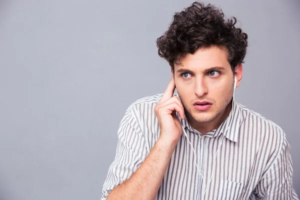 Hombre joven con auriculares — Foto de Stock