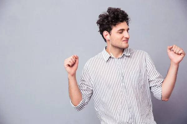 Man listening music in headphones — Stock Photo, Image