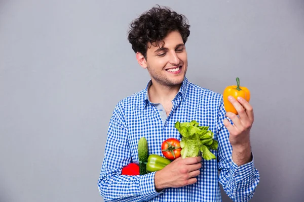 Człowiek gospodarstwa warzyw — Zdjęcie stockowe