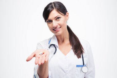 Gülümseyen kadın doktor ilaç holding