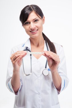 Mutlu doktor holding klinik derece
