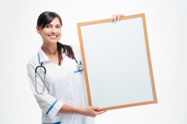 Pano tutan gülümseyen tıp doktoru