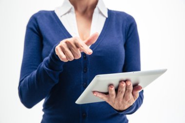 tablet bilgisayar kullanarak eller