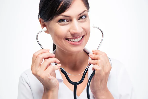 Médica mulher segurando estetoscópio — Fotografia de Stock