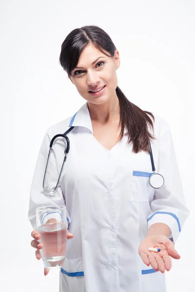 Medico in possesso di farmaci e bicchiere d'acqua — Foto Stock