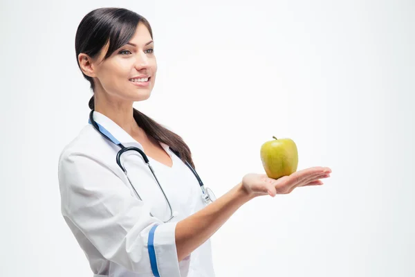 Femme médecin tenant pomme — Photo