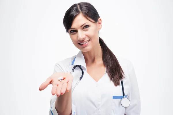 Sorridente medico femminile in possesso di farmaci — Foto Stock