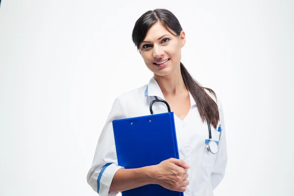 Usmívající se žena doktor s schránky — Stock fotografie