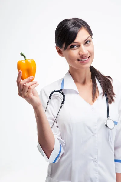 Sonriente doctora sosteniendo pimiento —  Fotos de Stock