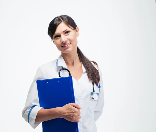 Happy feminino médico segurando prancheta — Fotografia de Stock