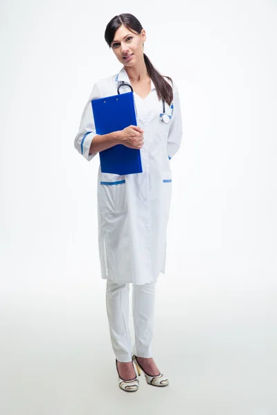 Vrolijke vrouwelijke arts met Klembord — Stockfoto