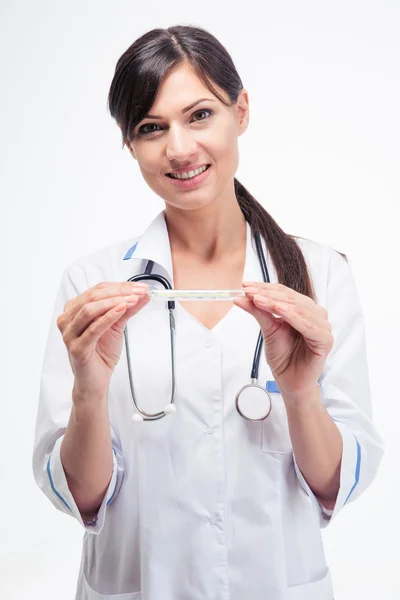 Médico feliz segurando termômetro clínico — Fotografia de Stock