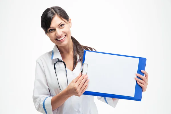 Médico feminino mostrando área de transferência em branco — Fotografia de Stock