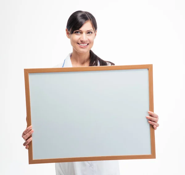 Médico feminino segurando placa branca em branco — Fotografia de Stock