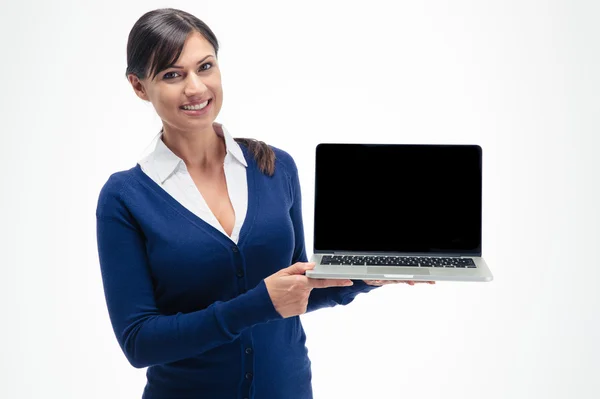 Empresária mostrando tela do computador portátil em branco — Fotografia de Stock