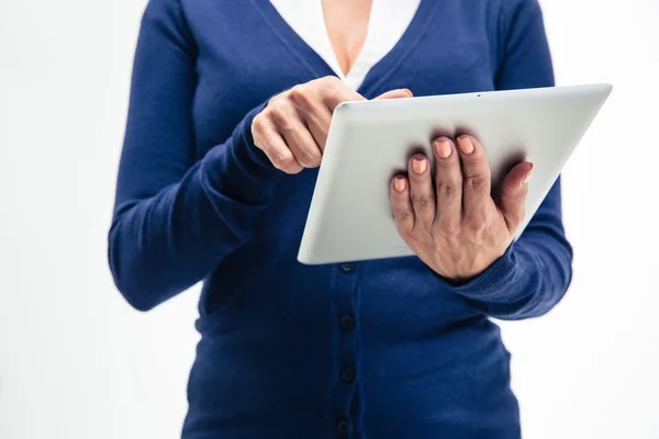 Mains féminines utilisant un ordinateur tablette — Photo