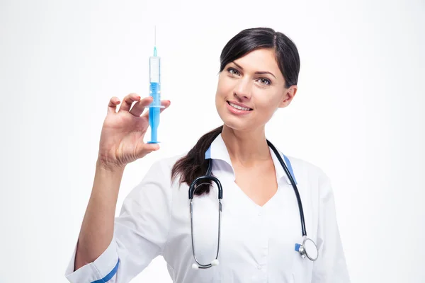 Улыбающаяся женщина-врач держит шприц — стоковое фото