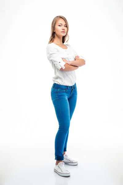 Kvinna som står med armarna vikta isolerad på en vit — Stockfoto