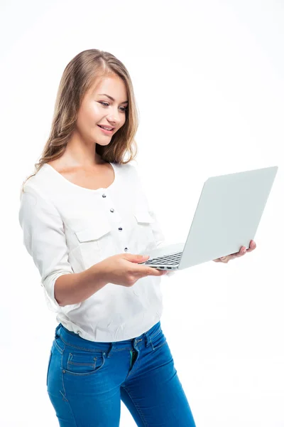 Mujer de pie y utilizando el ordenador portátil —  Fotos de Stock