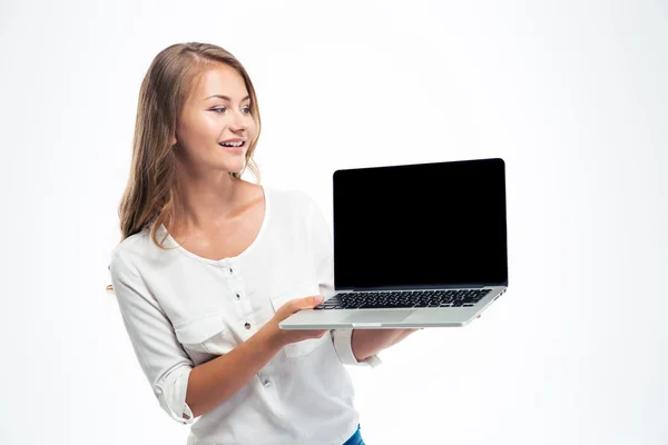 Mujer mostrando pantalla portátil en blanco — Foto de Stock