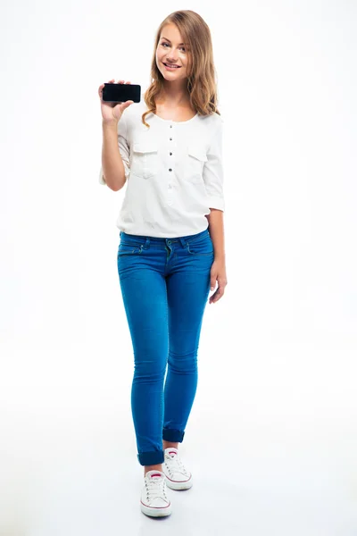 Девушка показывает экран смартфона — стоковое фото