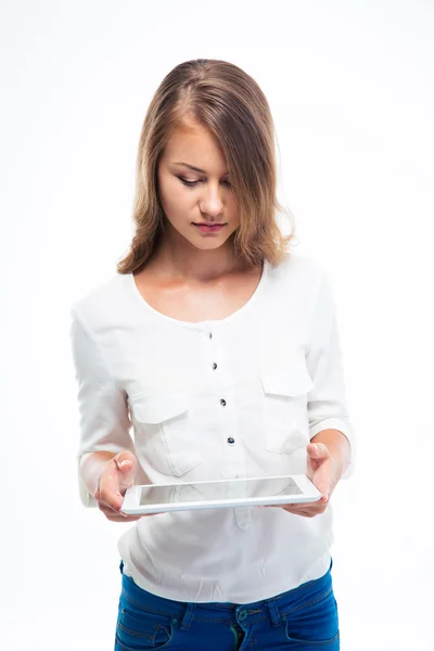 Beyaz bir arka plan üzerinde izole tablet bilgisayar kullanan mutlu genç kadın — Stok fotoğraf