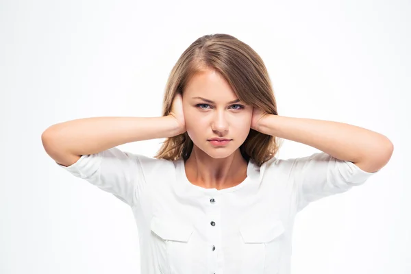 Jonge mooie vrouw die betrekking hebben op haar oren — Stockfoto