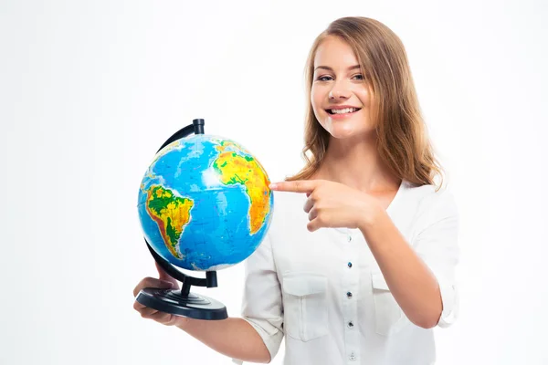 Счастливая девушка указывает пальцем на земной шар — стоковое фото