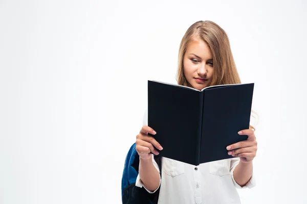 Vrouwelijke student met rugzak lezen van boek — Stockfoto