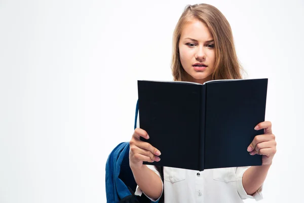 Mädchen mit Rucksack liest Buch — Stockfoto