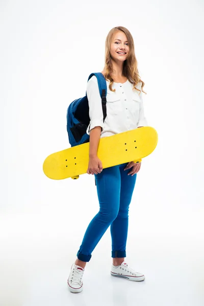 Estudante feminino segurando skate — Fotografia de Stock