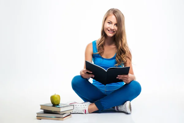 Ung flicka sitter på golvet med bok — Stockfoto