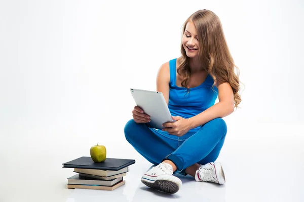 Mädchen sitzt auf dem Boden und benutzt Tablet-Computer — Stockfoto
