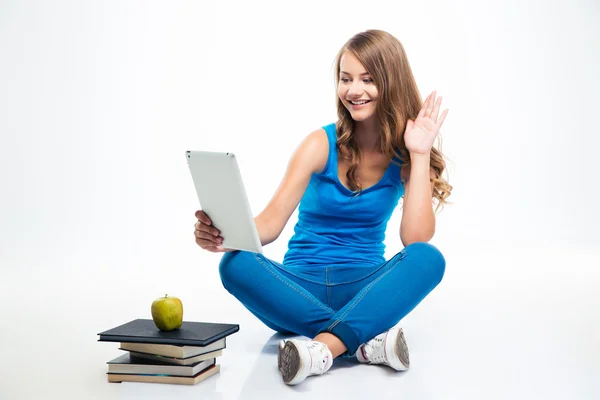 Tablet bilgisayar ile katta oturan kız — Stok fotoğraf