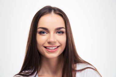 Gülümseyen genç kız kameraya bakıyor.